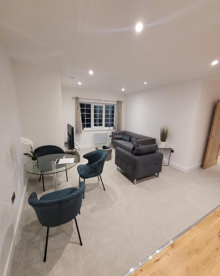Luxury 2 Bed Apartment In The Heart Of Rochester Wainscot Exterior photo
