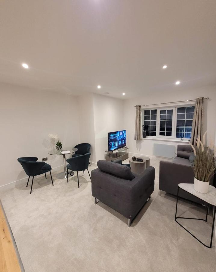 Luxury 2 Bed Apartment In The Heart Of Rochester Wainscot Exterior photo